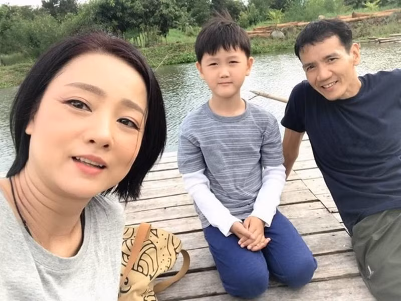 Chồng Mỹ Duyên không ngại đưa con lên phim trường thăm vợ nếu cô không có nhiều thời gian về nhà.
