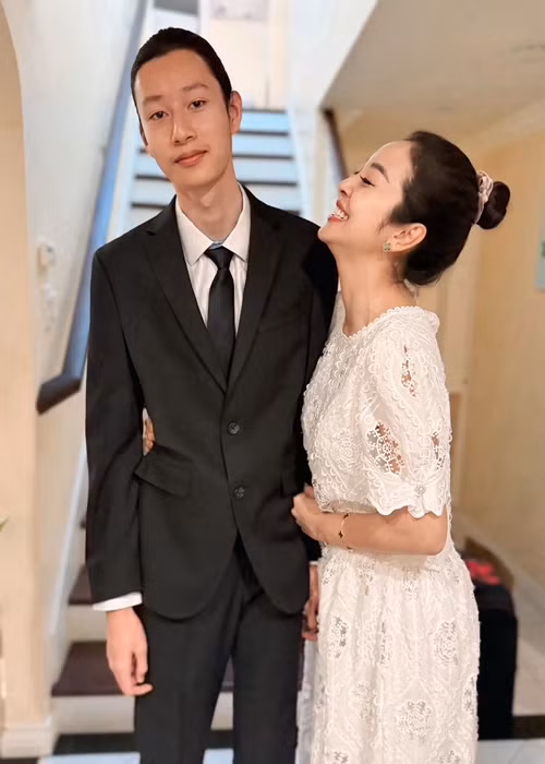 Con trai Jennifer Phạm diện vest đen, khoe chiều cao 1m90. Nhiều người khen ngợi Bảo Nam điển trai không kém hot boy.