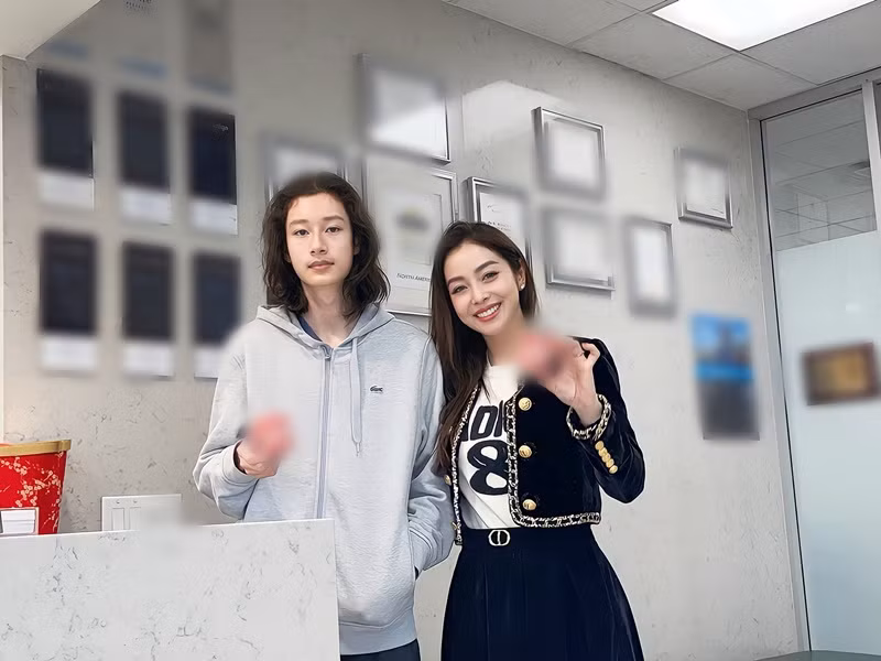Bảo Nam là con trai của Jennifer Phạm và chồng cũ Quang Dũng. Năm nay, cậu nhóc 16 tuổi.