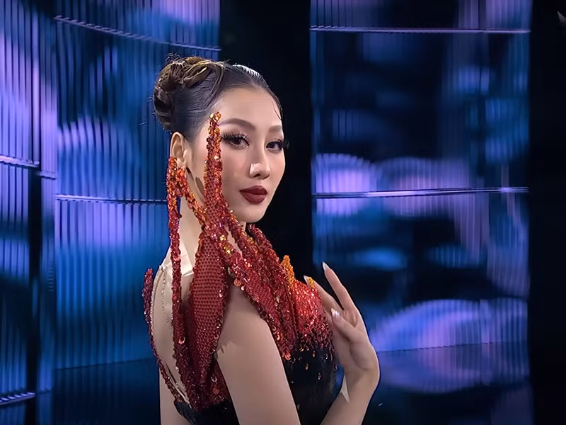 Đại diện Việt Nam sải bước với thần thái kiêu sa và tự tin. Ảnh: Sen Vàng.