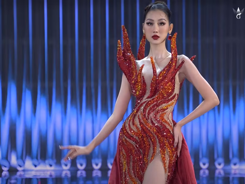 Điểm nhấn trang phục dạ hội của Quế Anh là phần 3D trên vai, tạo hiệu ứng ngọn lửa sống động. Ảnh: Sen Vàng.