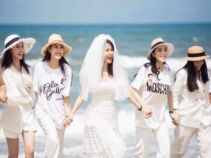 Diệp Lâm Anh chụp ảnh cưới bên Kỳ Duyên và các đàn em thân thiết. Ảnh: Khám Phá.