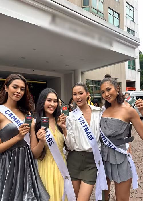 Đại diện Việt Nam khoe ở chung phòng với đại diện Lào, Campuchia và Indonesia. Ảnh: FB Bùi Xuân Hạnh.