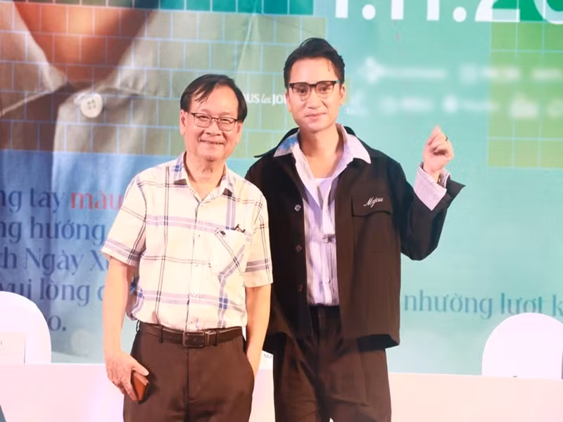 Mới đây, ngoài vào vai nhà văn Nguyễn Nhật Ánh trong phim điện ảnh Ngày xưa có một chuyện tình, Phan Mạnh Quỳnh (phải) sẽ viết nhạc cho bộ phim. Ảnh: Pháp Luật TP HCM.
