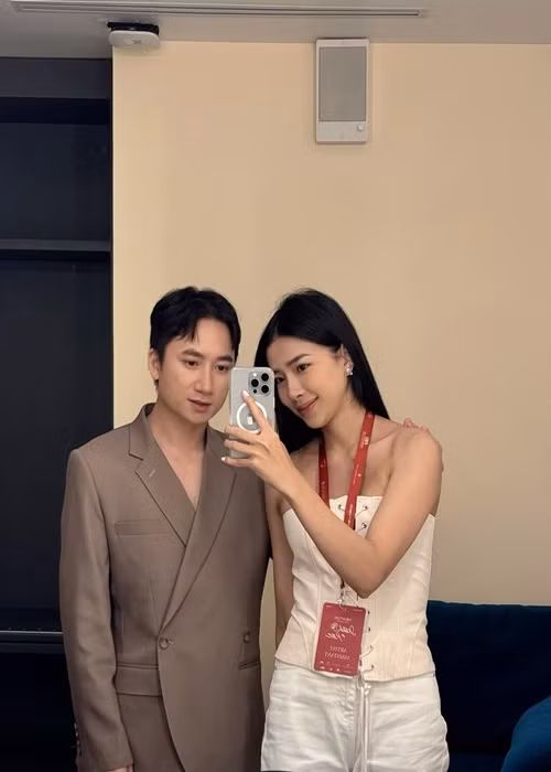 Phan Mạnh Quỳnh đưa hết tiền cho vợ, anh dành không ít lời có cánh cho người bạn đời. Ảnh: FB Huỳnh Khánh Vy.