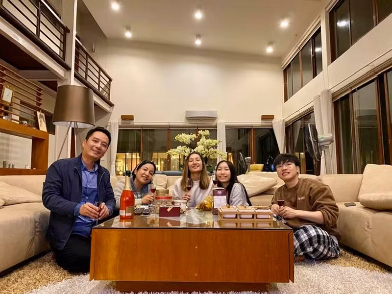 Vợ chồng Mỹ Linh cùng các con quây quần mỗi khi con gái lớn của Anh Quân và con trai của cặp đôi du học về nước. Ảnh: FB Anh Quân.