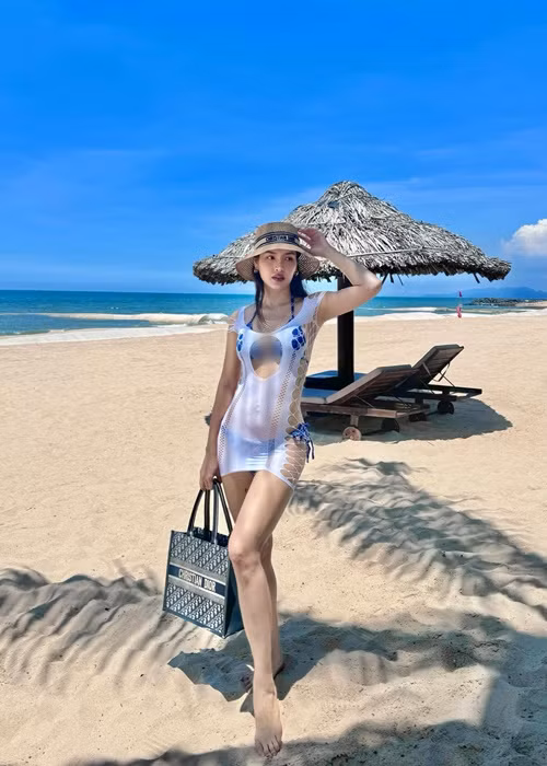 Nữ ca sĩ Phương Trinh Jolie vừa đăng tải loạt ảnh đi nghỉ dưỡng. Cô diện áo tắm hai mảnh kết hợp cùng váy xuyên thấu.