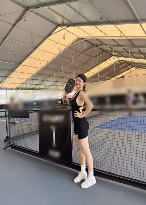 Á hậu Diễm Trang quyến rũ với trang phục bó sát hở lưng trên sân pickleball. Ảnh: FB Diễm Trang.