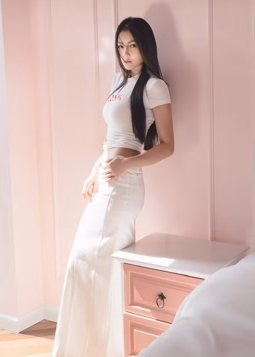 Trong những năm đầu vào showbiz, Thủy Top cố gắng thoát hình ảnh hot girl bằng việc ca hát, diễn xuất. Ảnh: FB Thủy Top.
