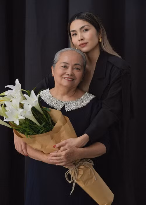 Dù đã lấy chồng, Hà Tăng vẫn được bố mẹ chăm chút từng ly từng tý, cô thường xuyên nhận “hàng viện trợ” rau trái tự trồng từ gia đình, dù chỉ là trái ổi, trái nho…