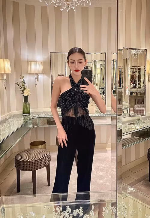Dù từng 2 lần sinh nở, Mai Hồ vẫn sở hữu vóc dáng thon gọn với vòng eo 54 cm. Ảnh: FB Mai Hồ.