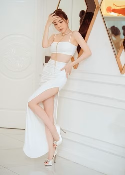 Hoàng Dung sở hữu vòng hai 52 cm sau thời gian siết eo (55 cm). Ảnh: FB Hoàng Dung.