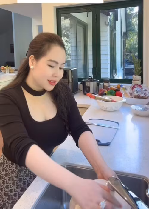 Trương Phương cho biết, bạn trai chỉ là "tỷ phú tình cảm". Nữ diễn viên chia sẻ, việc đi máy bay du lịch ở New Zealand chỉ tốn 11 triệu đồng. Ảnh: Instagram Trương Phương.