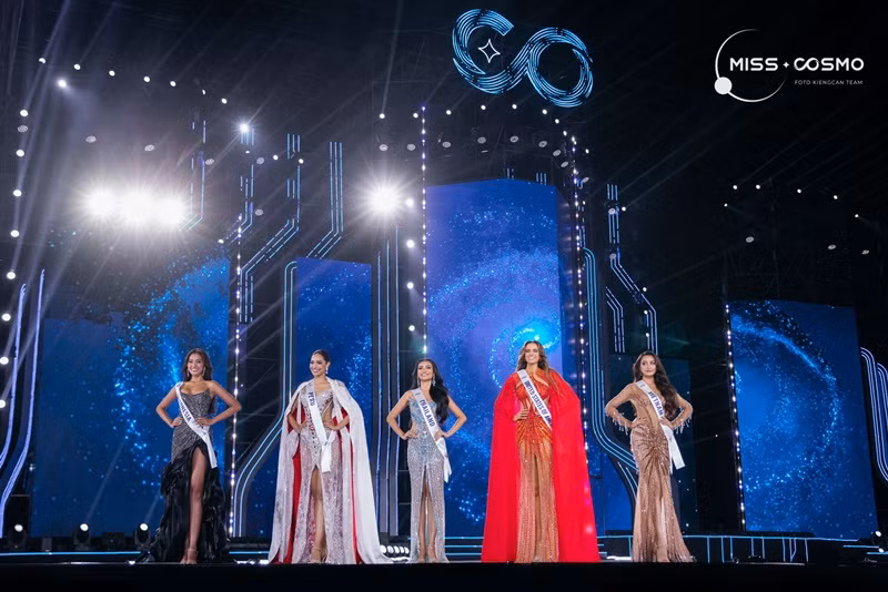 Xuân Hạnh trả lời bằng tiếng Anh với nội dung tạm dịch: "Với tôi, một người thành công có thể mang lại vẻ đẹp mạnh mẽ và mọi thứ, bởi vì họ đã làm việc chăm chỉ để mọi người tin vào những gì họ muốn làm. Khi họ thành công, điều đó có nghĩa là họ tin vào bản thân mình và đó là lý do họ có thể truyền cảm hứng cho người khác". Ảnh: Miss Cosmo.