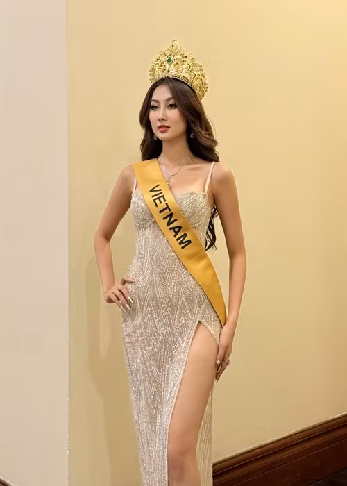 Hoa hậu Quế Anh chuộng mặc trang phục bó sát, cắt xẻ trong những đầu tham gia cuộc thi. Ảnh: FB Quế Anh.