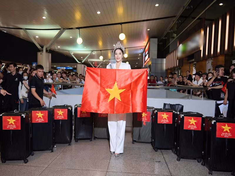 Kỳ Duyên mang theo nhiều vali hành lý. Ảnh: Fanpage Miss Universe Vietnam.