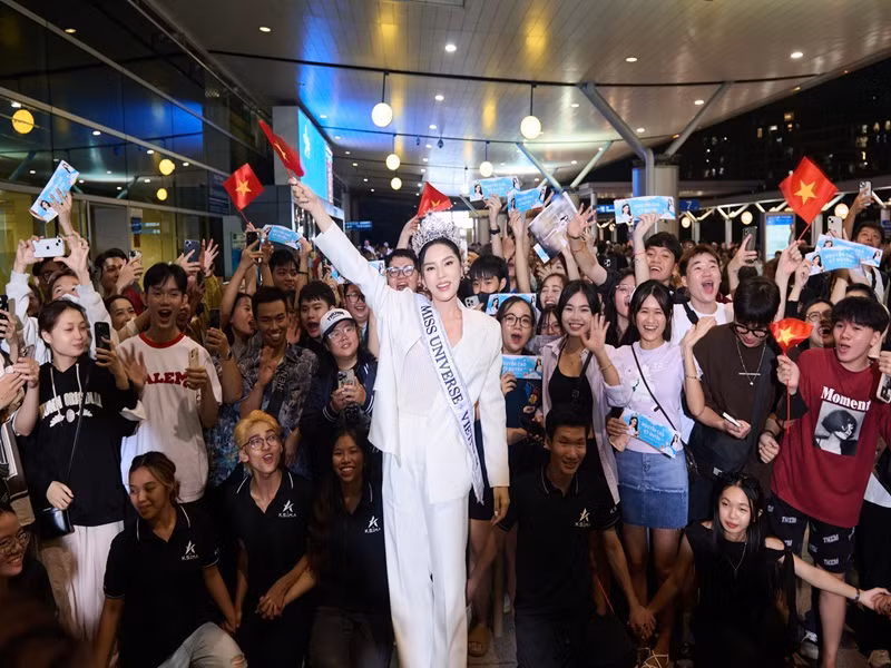 Nàng hậu diện vest trắng ở sân bay. Ảnh: Fanpage Miss Universe Vietnam.