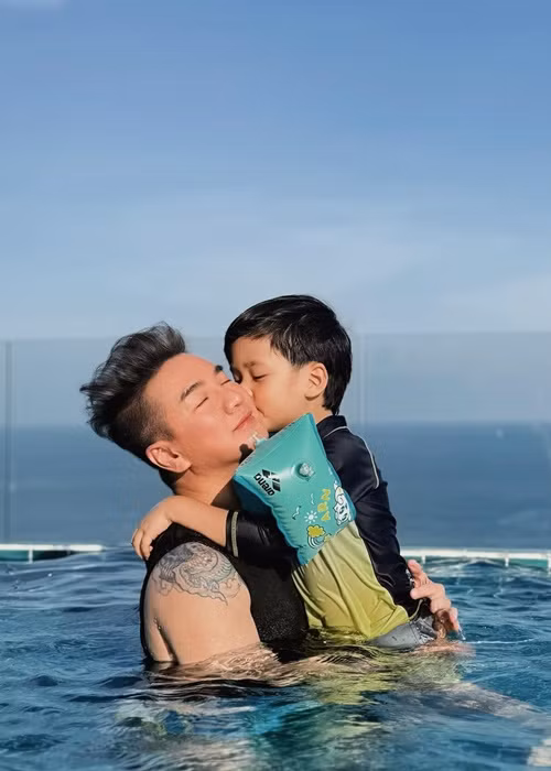 Nam ca sĩ thường xuyên đưa quý tử đi du lịch, nghỉ dưỡng.