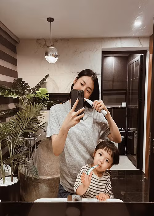 Vợ chồng nàng hậu cùng con trai sống thảnh thơi, vui vẻ trong cơ ngơi bạc tỷ. Ảnh: FB Tú Anh.