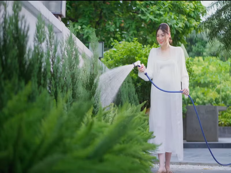 Nàng hậu còn thích chăm sóc vườn cây trong biệt thự. Ảnh: FB Tú Anh.