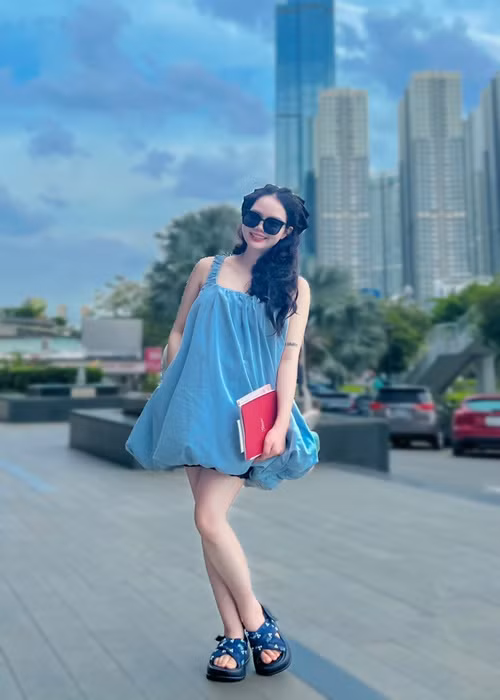 Khi mang bầu, Bảo Anh vẫn trẻ trung, rạng rỡ. Ảnh: FB Bảo Anh.
