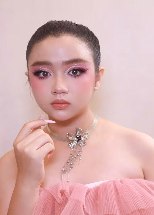 Con gái màn ảnh của Trấn Thành trang điểm kỹ lưỡng khi làm người mẫu.