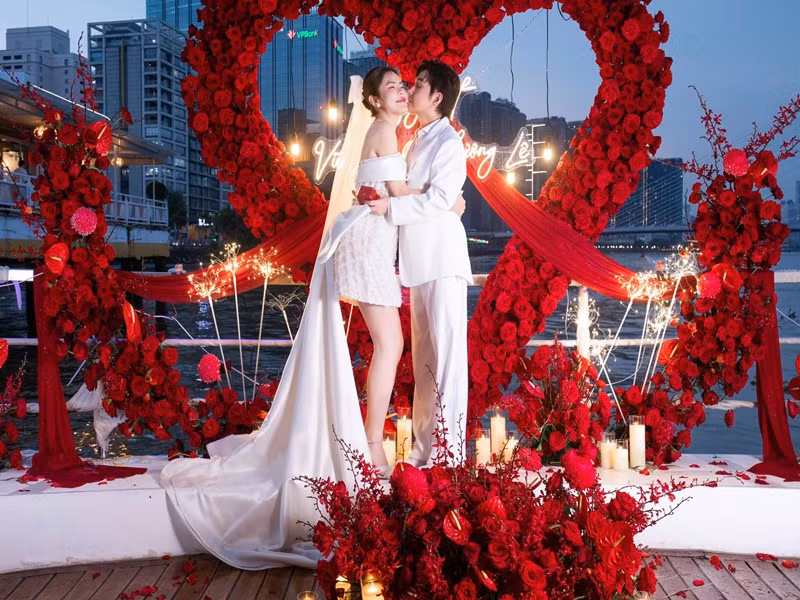 Phương Lê và Vũ Luân tổ chức tiệc đính hôn vào tháng 8/2024 sau thời gian ngắn hẹn hò. Ảnh: FB Phương Lê.