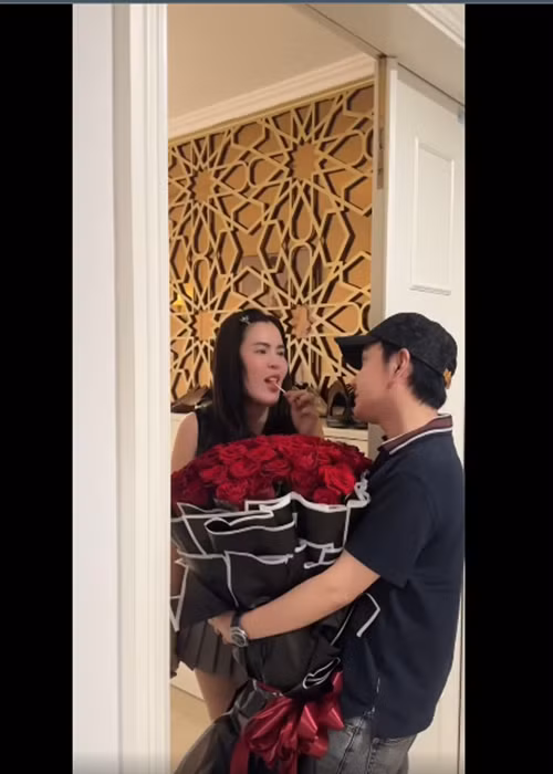 Mới đây, Vũ Luân giả bộ quên tặng quà cho Phương Lê nhân ngày Phụ nữ Việt Nam 20/10. Ảnh: FB Phương Lê.