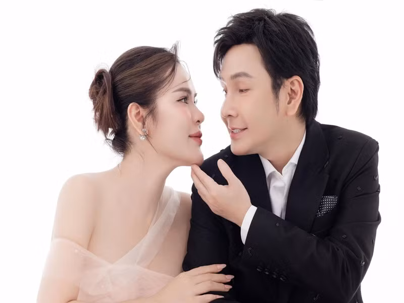 "Giờ mới từ phòng khám về mệt lả, hôm nay về muộn không biết bạn chồng có chờ cơm không", Phương Lê viết trên trang cá nhân. Vũ Luân đáp lại: "Về sớm nhé vợ, anh chờ em". Ảnh: FB Phương Lê.