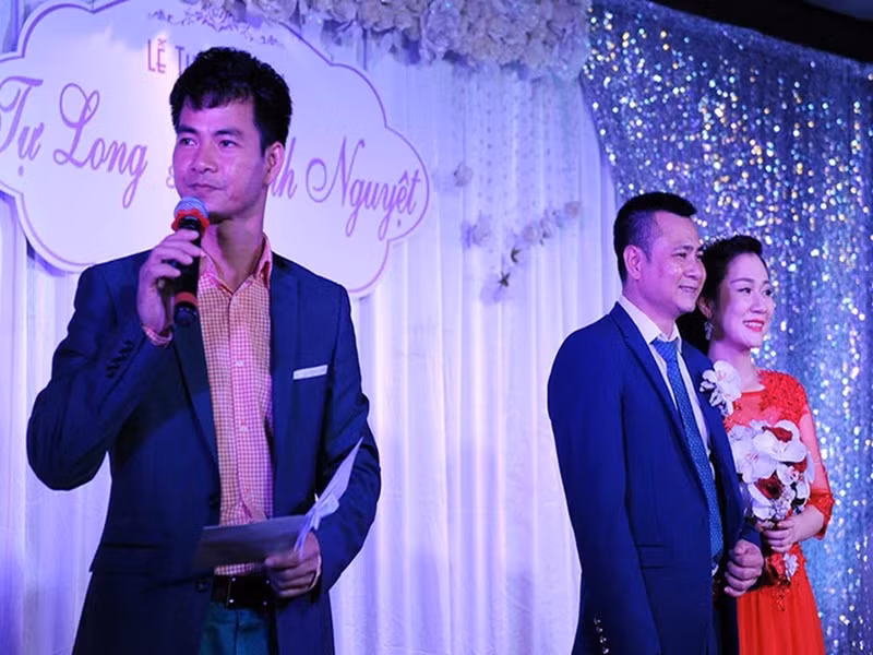 Trong các sự kiện quan trọng của nhau, Xuân Bắc và Tự Long thường xuyên có mặt để ủng hộ. Trong đám cưới lần 2 của Tự Long, Xuân Bắc đến rất sớm để giúp bạn thân chuẩn bị. Ảnh: Znews.