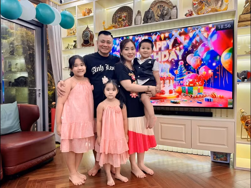 Tự Long sống bình yên, hạnh phúc bên vợ và các con. Ảnh: FB Minh Nguyệt.