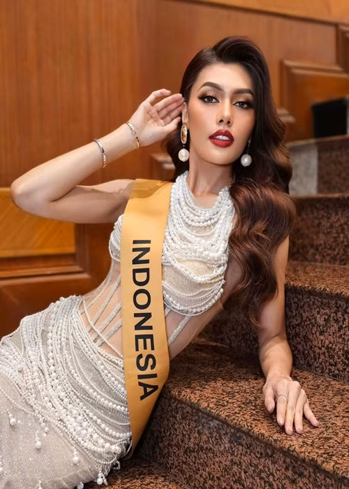 Đại diện Indonesia chuộng trang phục xuyên thấu táo bạo. Ảnh: Instagram Nova Liana.