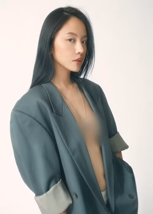 Rima Thanh Vy mặc vest "quên nội y". Ảnh: FB Rima Thanh Vy.