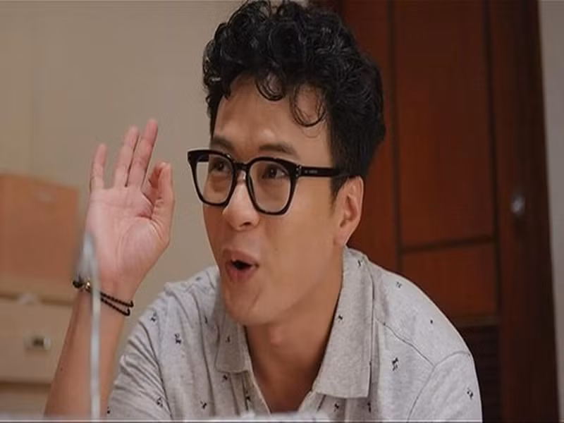 Khi Hồng Đăng vướng ồn ào, phim Thương ngày nắng về có anh đóng đang lên sóng. Nhanh chóng, hình ảnh Hồng Đăng bị cắt bỏ trong phim. Ngoài ra, nam diễn viên còn bị cắt bỏ hình ảnh trong chương trình Cuộc hẹn cuối tuần. Đến nay, Hồng Đăng chưa trở lại màn ảnh. Ảnh: Hoa Học Trò.