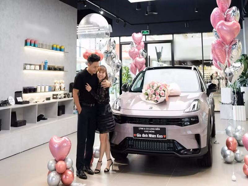 Nam diễn viên phim Thương ngày nắng về chăm đăng tải hình ảnh tình tứ bên vợ, dành cho người bạn đời lời ngọt ngào giống như trước lùm xùm. Ảnh: FB Hồng Đăng.