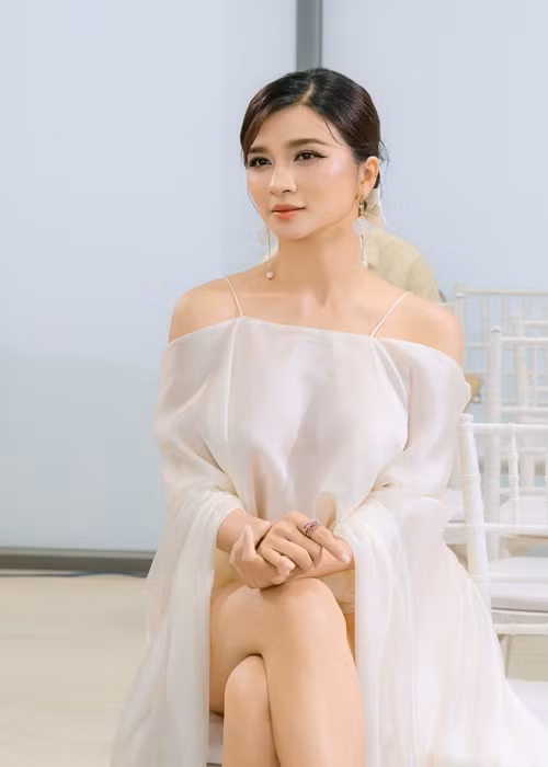 Năm 16 tuổi, cô được nhận xét sở hữu nhan sắc như hoa hậu. Còn ở tuổi 37, Kim Tuyến được khen có vẻ ngoài trẻ trung, gợi cảm. Ảnh: FB Kim Tuyến.