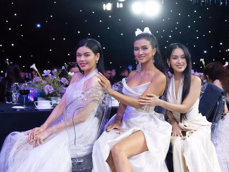Kim Tuyến khoe vẻ quyến rũ bên Trương Quỳnh Anh, Tú Vi tại sự kiện. Ảnh: FB Kim Tuyến.