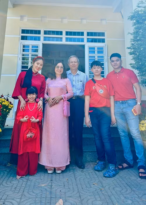 Con gái Lê Phương có chiều cao vượt trội so với bạn bè cùng trang lứa.