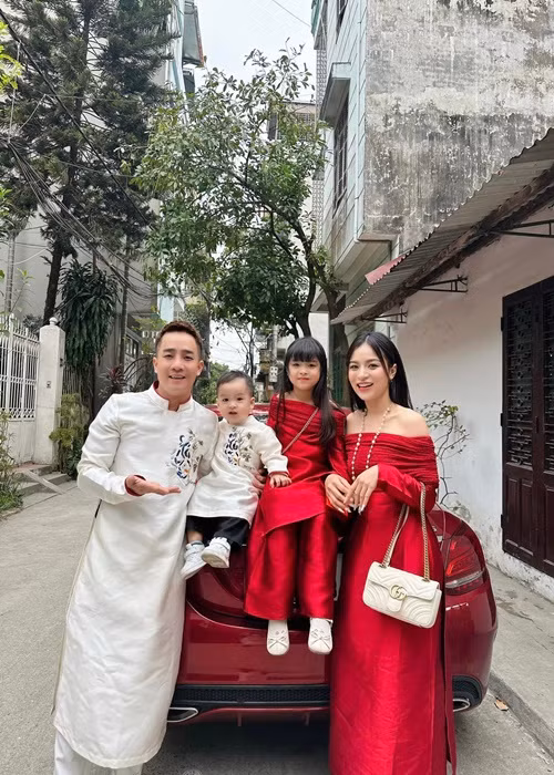 Vợ chồng nam diễn viên phim Độc đạo sở hữu nhà vườn, căn hộ sang trọng, xe tiền tỷ, đồ hiệu và thường xuyên đi du lịch nước ngoài.
