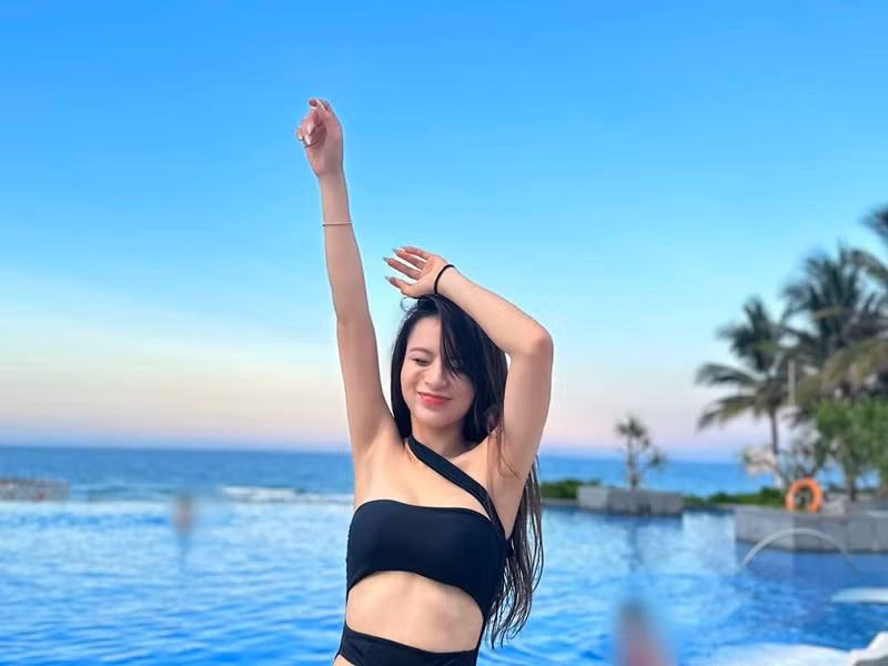 Ngọc Anh khoe dáng vóc gợi cảm với áo tắm trong chuyến đi biển.