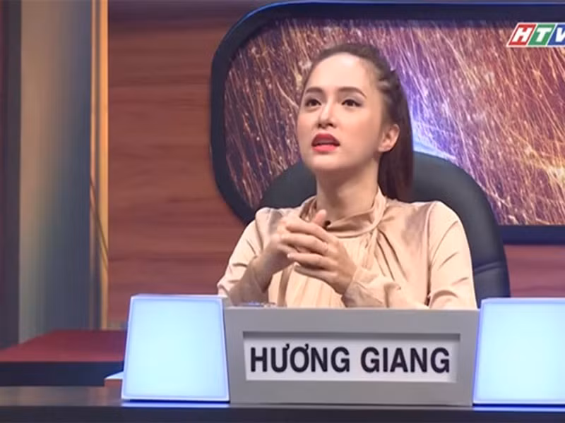 Năm 2017, trong một câu hỏi có liên quan đến tên của nghệ sĩ Trung Dân, Hương Giang Idol đưa ra đáp án “đút đầu vô cầu tiêu”. Nghệ sĩ Trung Dân đã rất nóng giận, yêu cầu Hương Giang Idol bỏ đáp án đó đi vì thấy bị xúc phạm nhưng cô vẫn giữ nguyên quan điểm của mình. Ảnh: Vietnamnet.