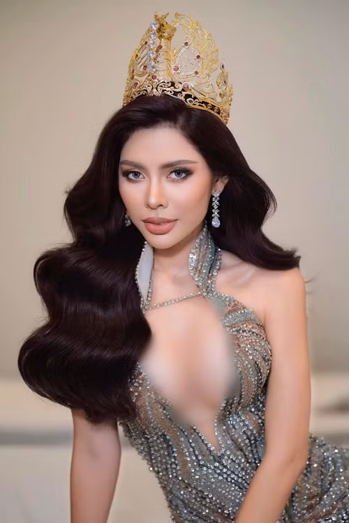 Sotheary sinh năm 1998, sở hữu gương mặt xinh đẹp, vóc dáng gợi cảm.