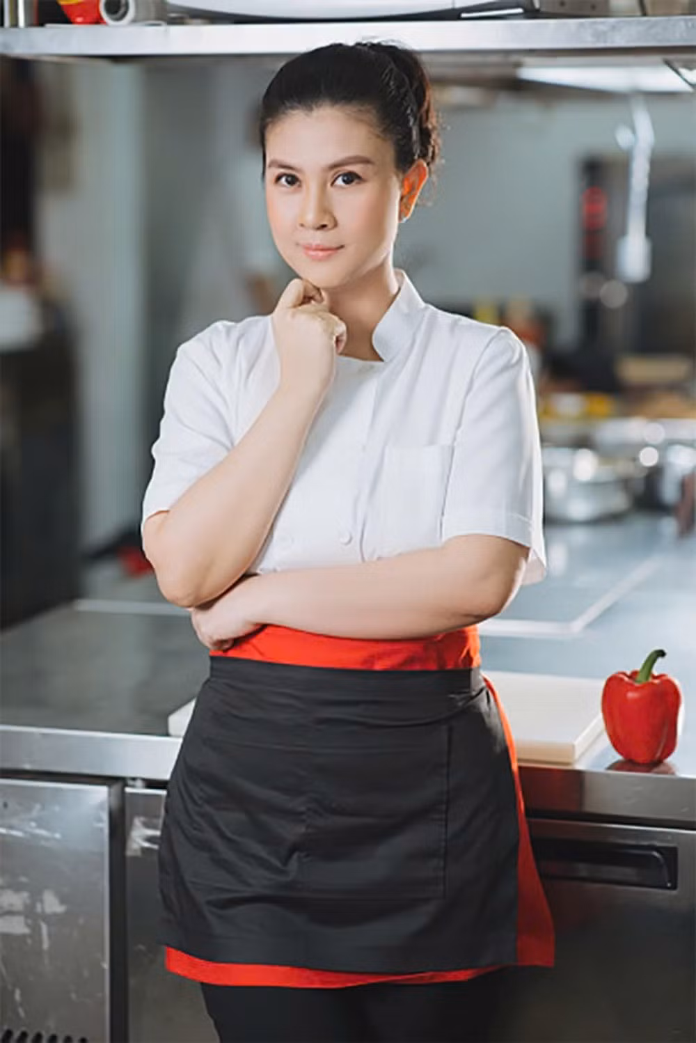 Kim Thư sinh năm 1978, là con của ca sĩ Trang Kim Yến. Cô sớm bén duyên với nghệ thuật nhờ truyền thống gia đình và vẻ đẹp nổi bật. Sau 12 năm ly hôn với ông bầu Phước Sang và trải qua thời gian khó khăn khi phải bán xôi và làm các công việc chân tay, hiện tại Kim Thư đã có cuộc sống dư dả và là chủ một nhà hàng sang trọng tại TPHCM.