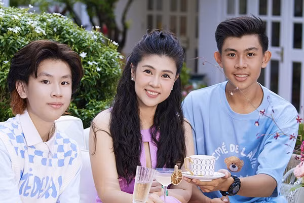 Con trai lớn của Kim Thư có tên ở nhà là Đô La, tên khai sinh là Phước Quang, hiện đang là học sinh lớp 12. Nữ diễn viên cho biết Đô La đã đạt chiều cao 1,9m từ năm 15 tuổi. Em trai của cậu là Ơ Rô, tên thật Phước Thịnh hiện cao 1,84m và vẫn đang trong quá trình phát triển vóc dáng.
