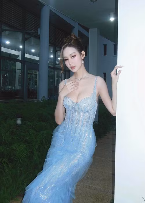 Khoe vòng một lấp ló, chân dài đẹp hớp hồn người đối diện.