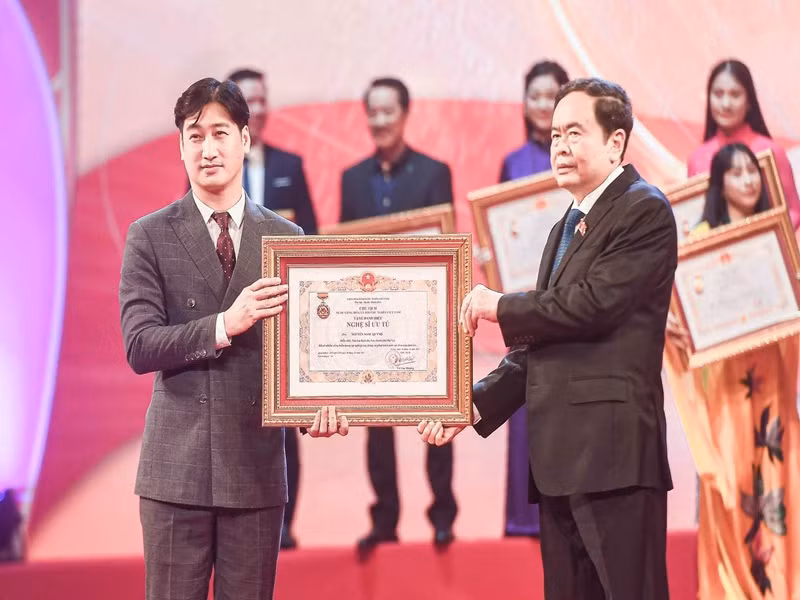 Tháng 3/2024, nam diễn viên phim Hoa hồng trên ngực trái được phong tặng danh hiệu NSƯT. Ảnh: FB Ngọc Quỳnh.