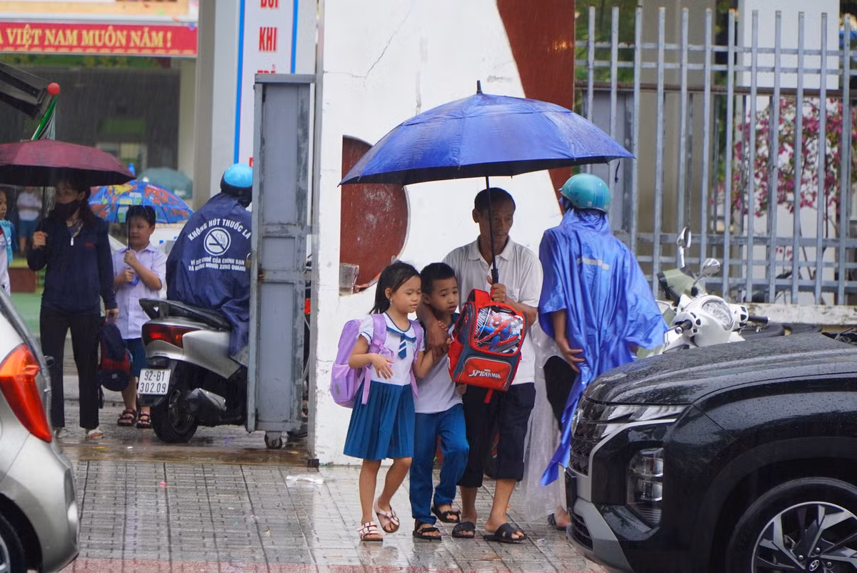 Bộ GD&ĐT: Cân nhắc cho nghỉ học ứng phó bão số 4 Bo GD&DT: Can nhac cho nghi hoc ung pho bao so 4