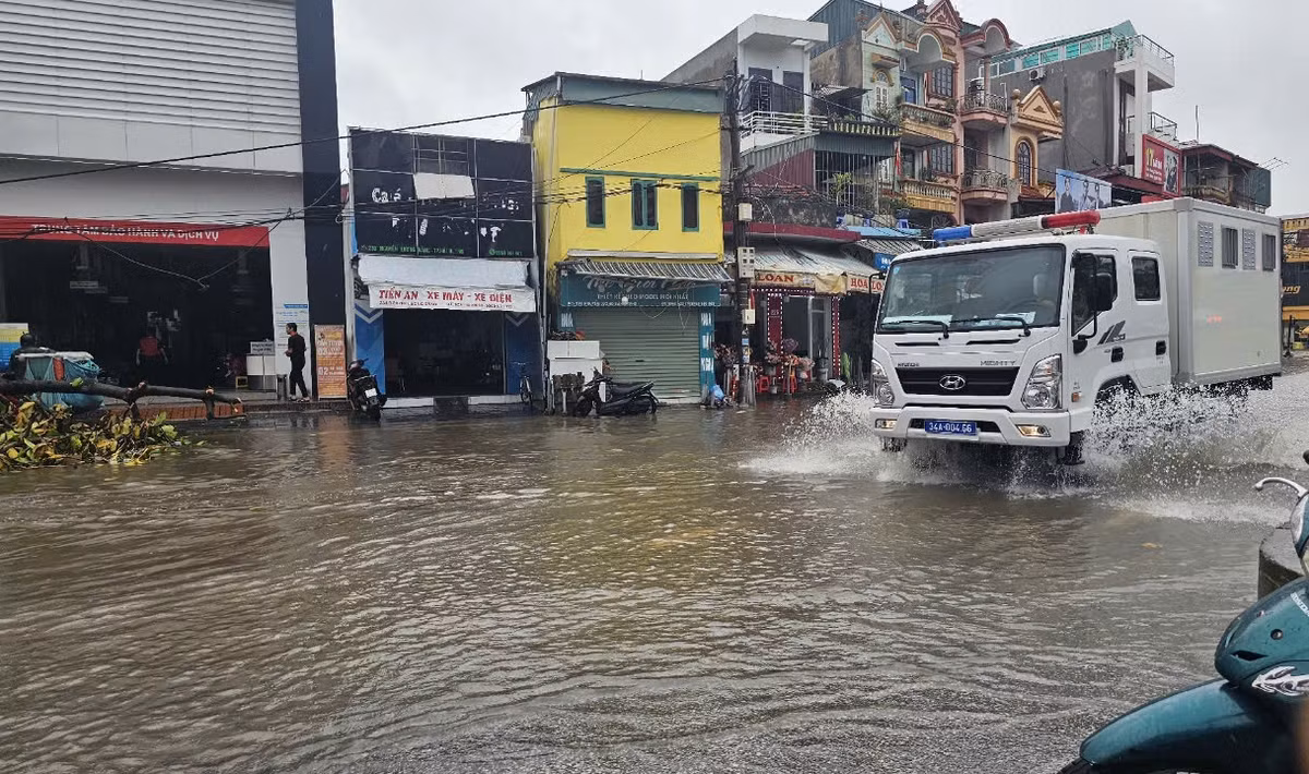 Ngã ba Nguyễn Thị Duệ - Nguyễn Lương Bằng bị ngập sâu.