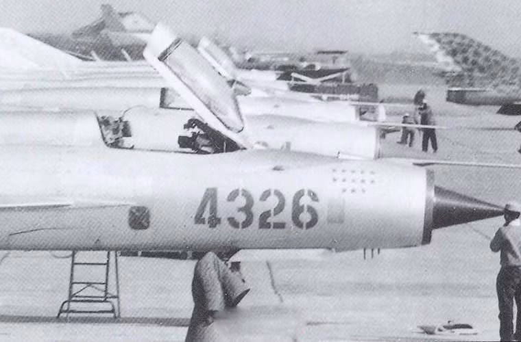 Đến cuối những năm 1965, phía Liên Xô bắt đầu viện trợ cho KQND Việt Nam những tiêm kích siêu thanh MiG-21PF. Chiến công đầu tiên của loại máy bay này trên vùng trời Việt Nam chính là hạ gục máy bay do thám không người lái của Mỹ vào ngày 4/3/1966. Nguồn ảnh: QPAN.