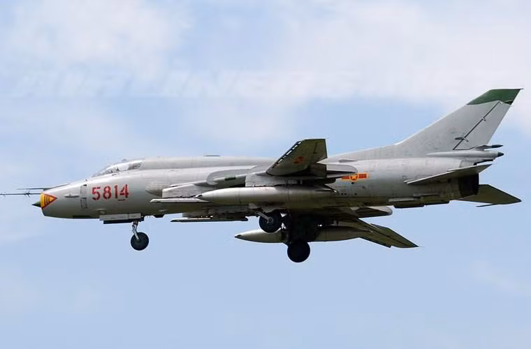 Năm 1979, Liên Xô lần đầu tiên viện trợ cho Việt Nam hàng chục chiếc cường kích cánh cụp cánh xòe Su-22M. Đây là loại máy bay hiện đại nhất của Việt Nam lúc bấy giờ và cũng là loại duy nhất đủ khả năng bay ra tới Trường Sa. Nguồn ảnh: QPAN.